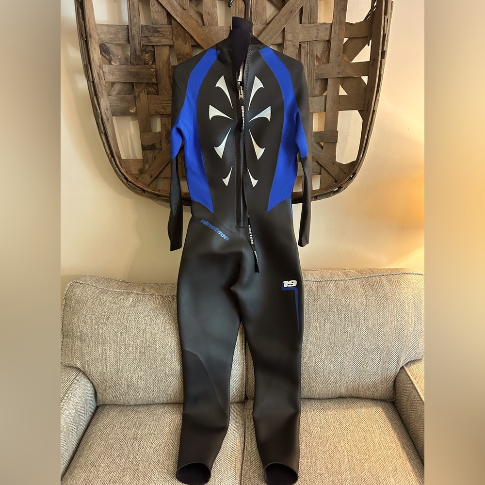 Nineteen Brand Long Sleeve Men’s Wet Suit.
